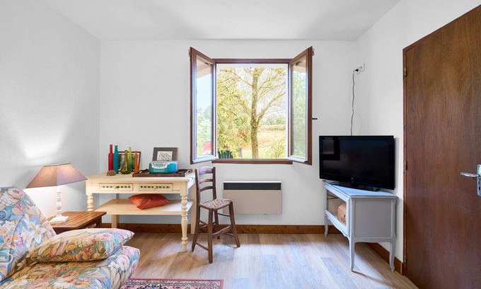 Saint-Laurent-la-Vallee Casa | Maison La Plaine – Gîte confortable con terraza en el corazón del Périgord