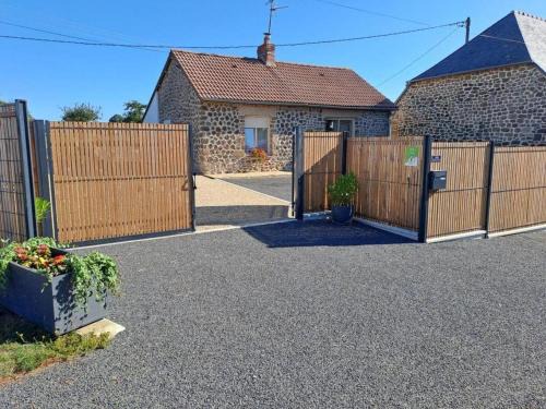 Saint-Mars-d'Egrenne Casa | Maison granit avec jardin privatif, plain-pied, 2 chambres, tout inclus, proche loisirs et nature - FR-1-497-190