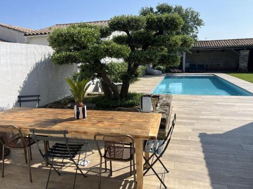 Rivedoux-Plage Casa | Maison Jasmin, spacieuse, avec piscine privée chauffée