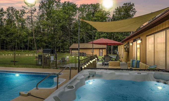 Liberty Casa | Maison Liberty in the Catskills w/heated pool, hot tub fire pit, games and more