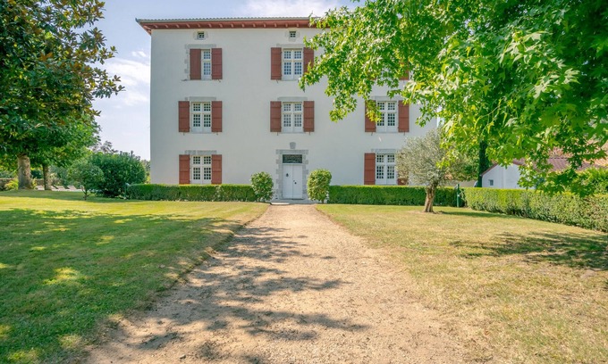 Cambo-les-Bains Casa | Maison Luroa, The Basque soul in the heart of the ocean and the mountains