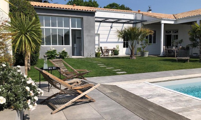 Lagord Cama Y Desayuno | Maison M, chambre privée accès jardin piscine et jacuzzi près de La Rochelle