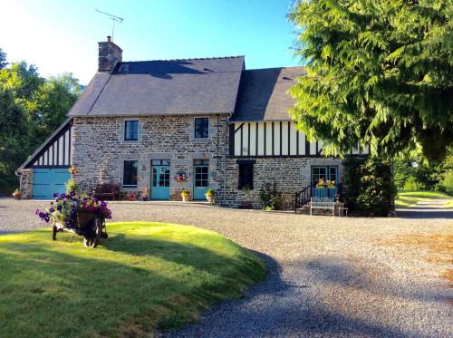 La Chapelle-Uree Casa | Maison Mai or La Petite Maison Mai or La Petite Grange or ALL three