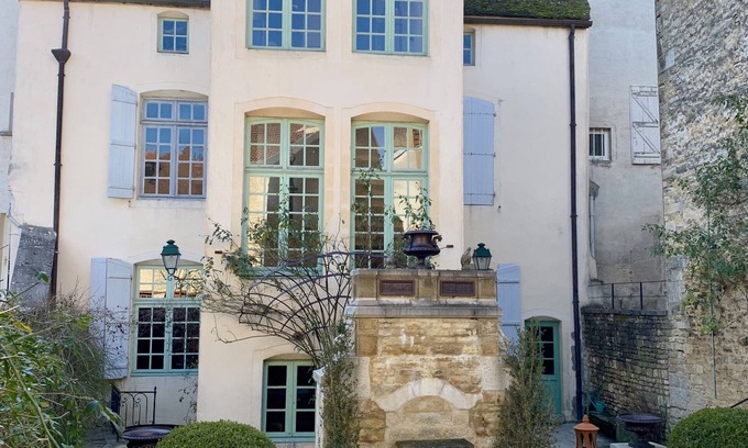 Champlitte Casa | Maison Monument Historique et son Jardin de Buis Taillés