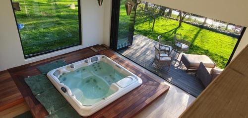 Rugles Casa | Maison Normande au bord de rivière avec spa et sauna