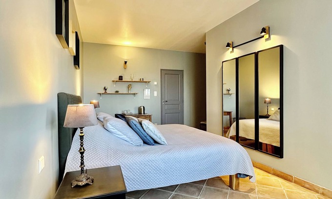 La Fagette Cama Y Desayuno | Maison Oléa - "Élégance" guest room overlooking the Vézère valley.