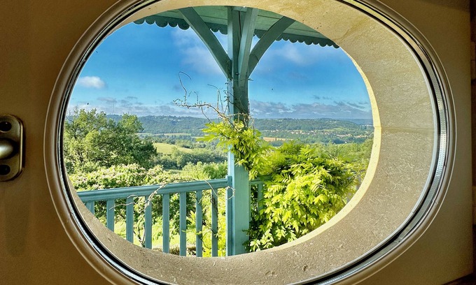 La Fagette Cama Y Desayuno | Maison Oléa - "Pourpre" guest room overlooking the Vézère valley