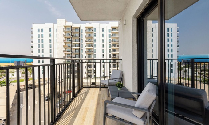 Abu Dhabi Apartamento | Maison Privee – Chic Yas Island Escape w/ Iconic Ferrari World Vws