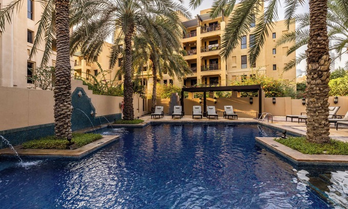 Discovery Gardens Apartamento | Maison Privee - Stylish & Spacious Apartment in Downtown Dubai