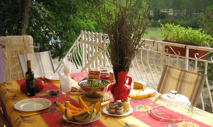 Ginasservis Casa | Maison provençale de caractère 3***jardin 6050m2 ; piscine au centre du village