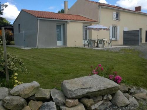 Aubigny-les-Clouzeaux Casa | Maison rénovée à la ferme avec terrasse, Wifi et parc animalier - FR-1-426-288