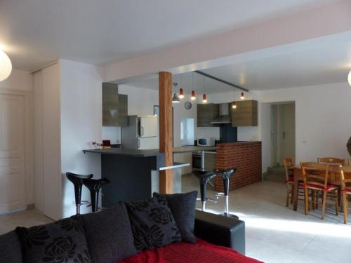 Poezat Casa | Maison rénovée avec cour privée, proche de Gannat, 3 chambres, animaux acceptés, équipements modernes. - FR-1-489-37