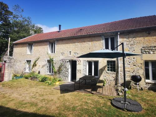 Commes Casa | Maison renovee en pierres séjour spacieux avec jardin et terrasse aménagée près Omaha beach & Bayeux à 5mn de la mer tous commerces