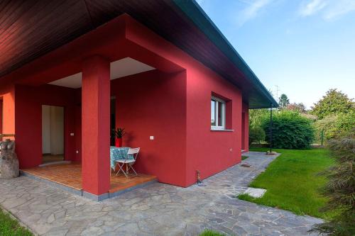 Besnate Casa | Maison Rouge
