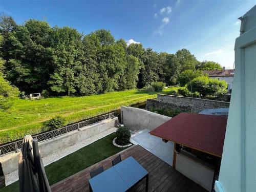 Ebreuil Casa | Maison terrasse au bord de l'eau