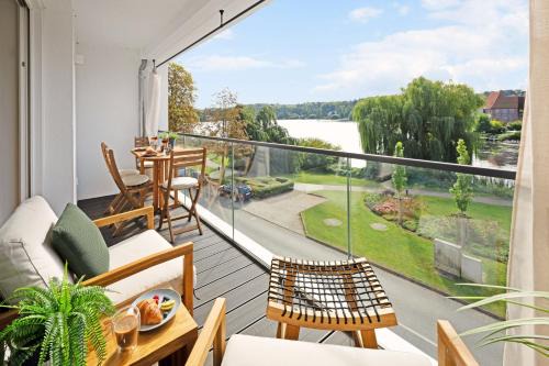 Moelln Apartamento | MAISUITES Eisvogel - Zentrale Luxuswohnung mit direktem Seeblick I Bis 4 Personen I Premiumküche I Boxspringbett I Kaffeevollautomat I Parkplatz I Barrierearm & Aufzug