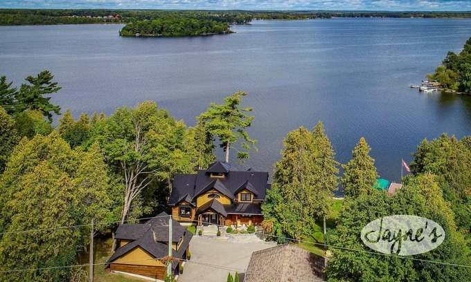 Selwyn Cabaña | Majestic 5bdrm 5bath post & beam cottage on Chemong Lake!
