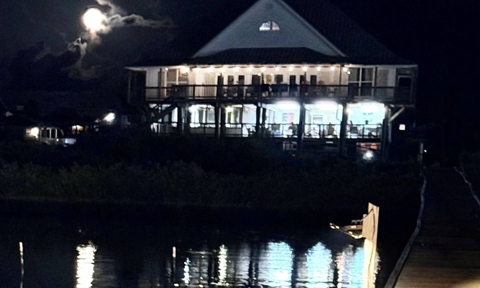 Grand Isle Casa | Hermosa Casa Frente Grande en la bahía con muelle de pesca iluminado.