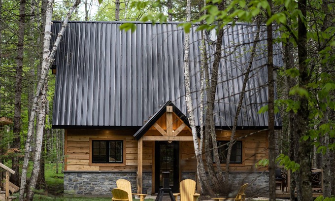 Mauricie Chalet De Esquí | Majestic chalet with spa at the water's edge.