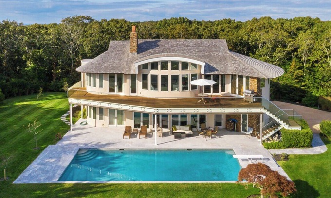 Montauk Casa | Majestic contemporary beachfront home sited on 1.32 acres with private ...