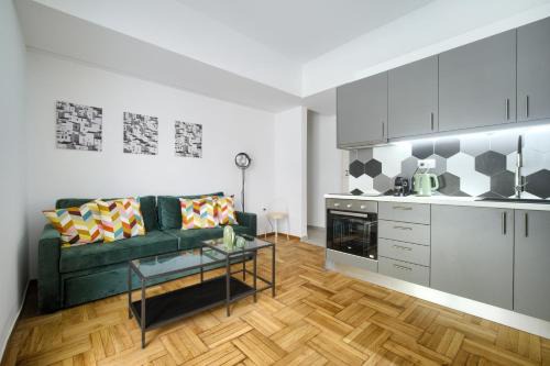 Platia Viktorias Apartamento | Majestic Flat with Huge Terrace in the City Center