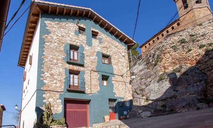 Benabarre Casa | Majestuosa casa de vacaciones en Benabarre con balcón