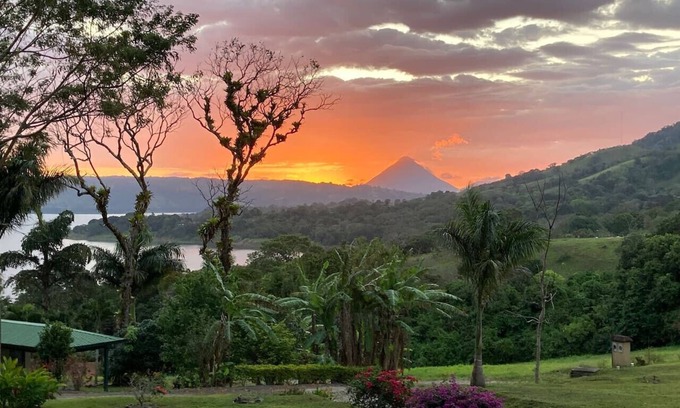 Tronadora Casa | Majestic Lake & Volcano Views 2 King Suites!