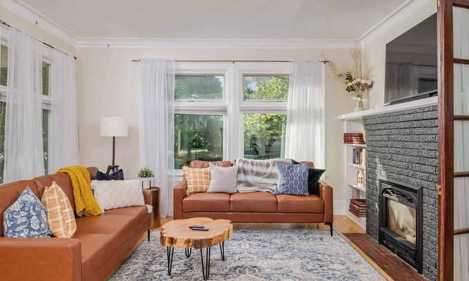 Appleton Casa | Majestic Mansion on State - Sleeps 13