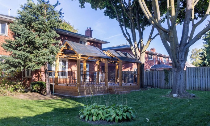 Mississauga Casa | Majestic Mansion with Bar & Entertainment Space