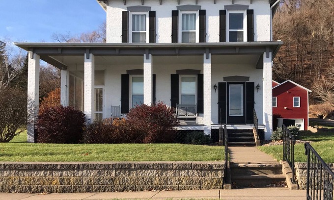 Lansing Casa | Majestic Mississippi River Views! Booking for October!