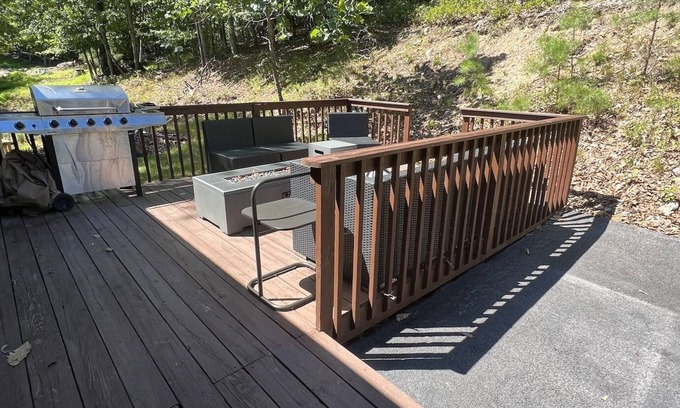 McGaheysville Casa | Majestic Mountain House with Game room, deck, 2 mins from ski slopes
