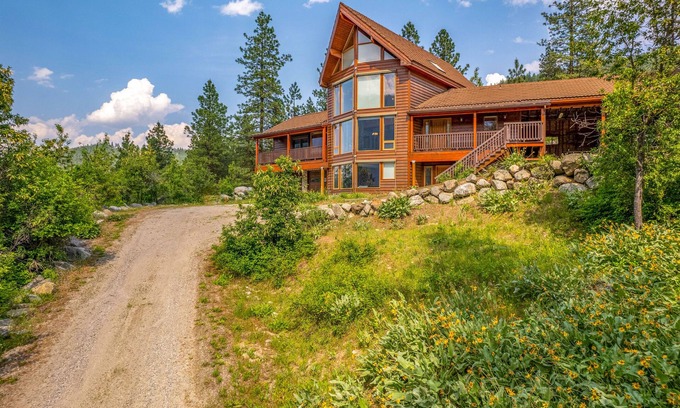 Leavenworth Casa | Majestic Mountain Views from Every Window