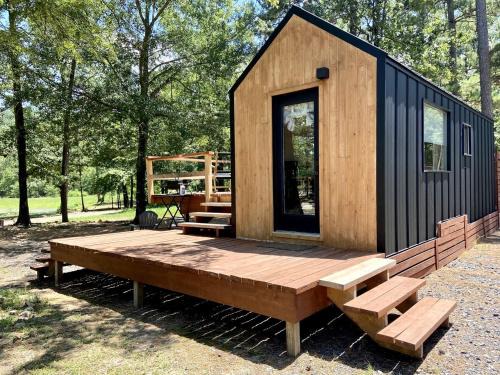 Boles Casa | Majestic Nordic Tiny House with Private Deck, Grill and Fire Pit in Arkansas