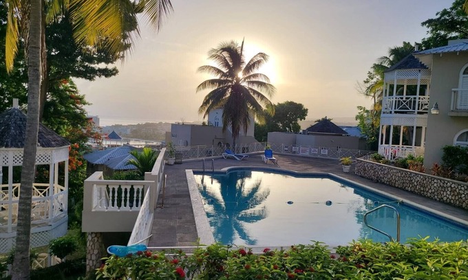 Ocho Rios Condominio | Majestic Ocho Rios Ocean View City Center Condo!