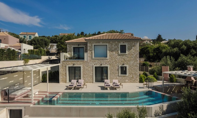 Antipata Villa | A ESTRENAR: Villa Majestic Stone, piscina privada con vista al mar