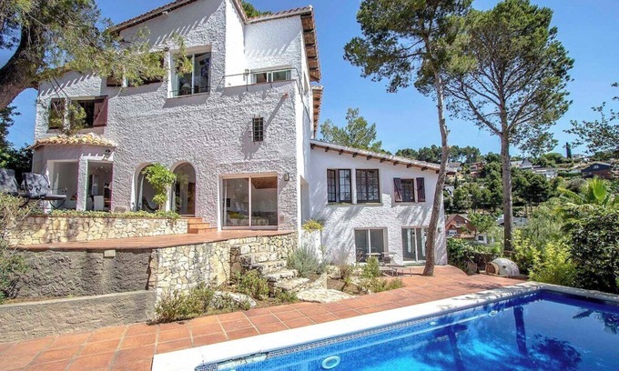 Palleja Villa | Majestuosa Villa y Vistas - ¡a 30km de Barcelona!