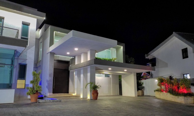 Lecherías Casa | Majestuosa Villa en Lecheria -Anzoategui