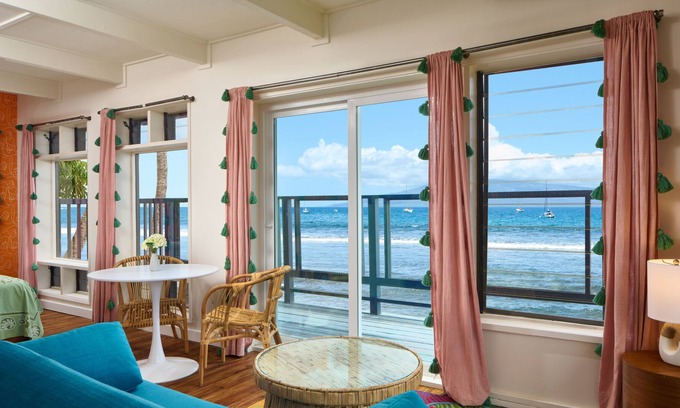 Historic Lahaina Front Street Hotel | MaKai Sunset Inn