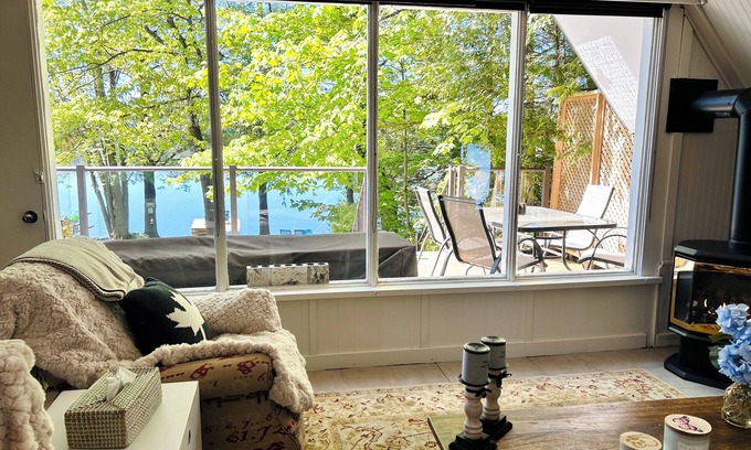 Muskoka Lakes Cabaña | Tómate una semana de tu vida ocupada, ven a relajarte en el muelle con una copa de vino