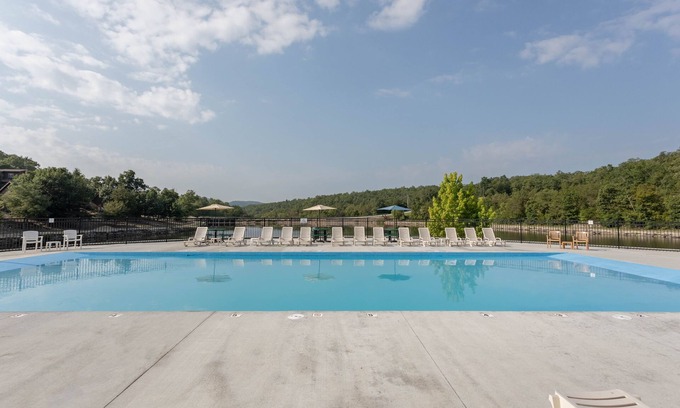 Reeds Spring Cabina | Makin Memories Lodge 6 Bedroom Cabin by RedAwning