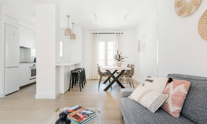 La Victoria Apartamento | Malaga Center Condo with PARKING. New renovated! 1 min Alcazaba & Plaza Merced