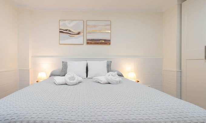 Ensanche Centro Apartamento | Malaga Center, Soho Area, Holiday Apartment, 3 Bedrooms 2 Bathrooms
