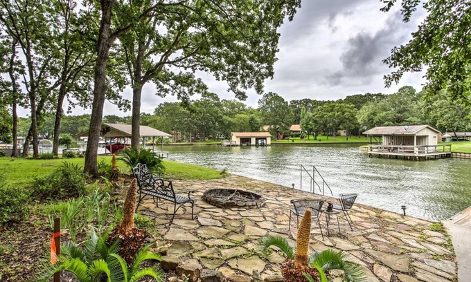 Star Harbor Casa | Malakoff Lake House - Deck, Boat Slips, and Fire Pit