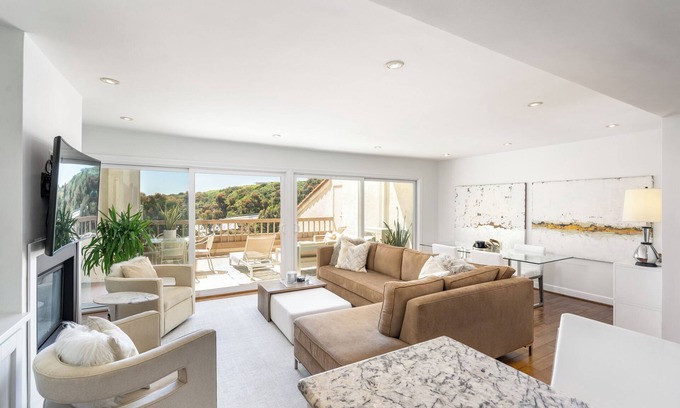 Eastern Malibu Condominio | Malibu 2-bedroom designer furnished condo with AC. Central to everything!