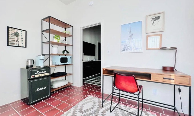 Eastern Malibu Apartamento | Malibu PCH - across the street from the ocean!