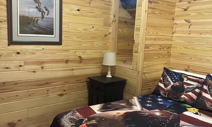 Stevenson Cabina | Mallard, Cozy cabin with WiFi and AC in lovely Stevenson. Perfect weekend stay .