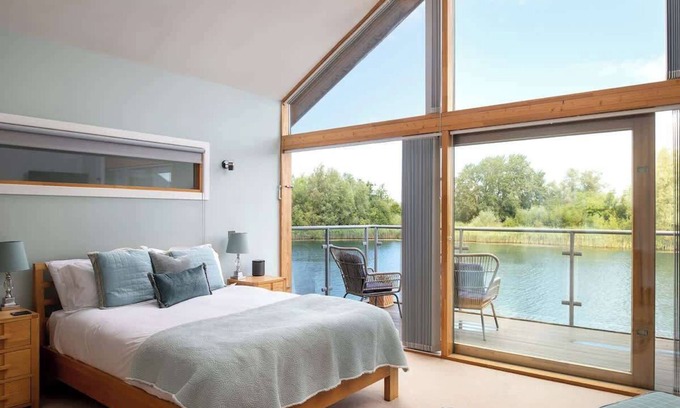 Ampney Crucis Casa | Mallard | Lakehouse Cotswolds Stay + Hot Tub
