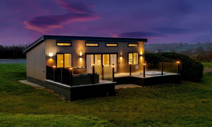 Canaston Wood Casa | Mallard's Rest - Countryside, Hot Tub