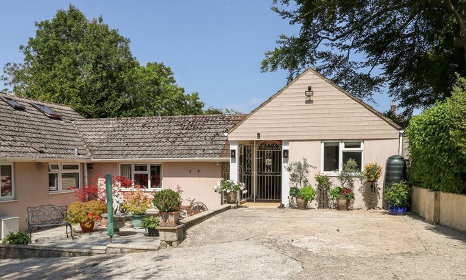Dorchester Cabaña | MALLARDS AT RIVENDELL, pet friendly, with a garden in Piddletrenthide
