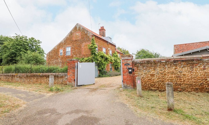 Heacham Cabaña | MALTHOUSE FARM, pet friendly, character holiday cottage in Heacham